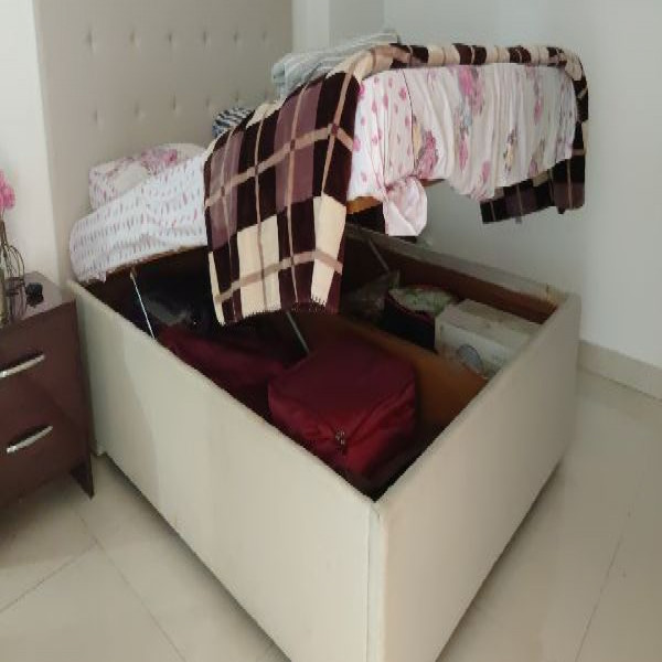 Queen Size Bed With H Storage on rent