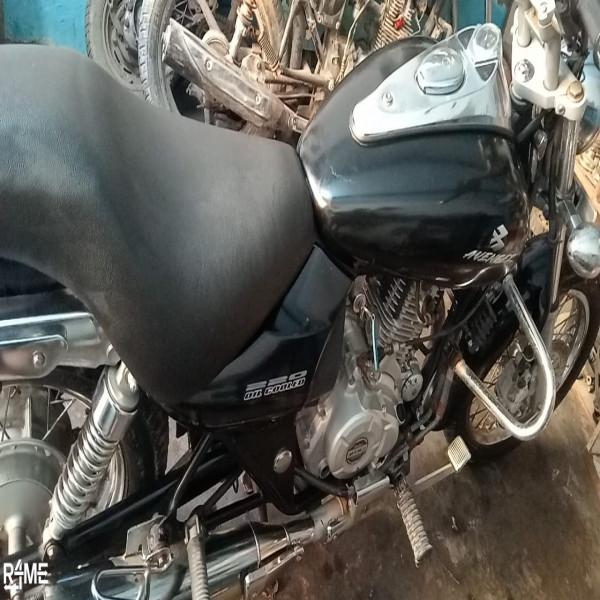 Bajaj Avenger 220cc on rent