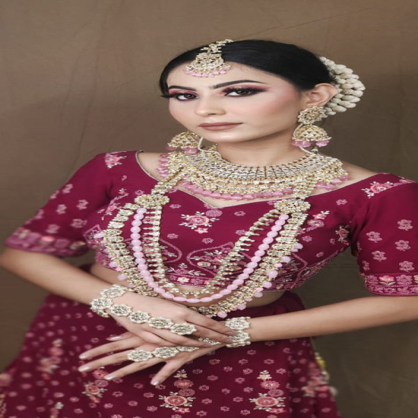 Pink and gold jewellery set on rent